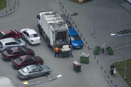 Екатеринбург. Погрузка мусора в музоровоз