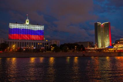 Москва.   Дом правительства РФ на Краснопресненской набережной с праздничной подсветкой ко Дню России.