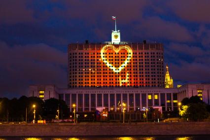 Москва.   Дом правительства РФ на Краснопресненской набережной с праздничной подсветкой ко Дню России.