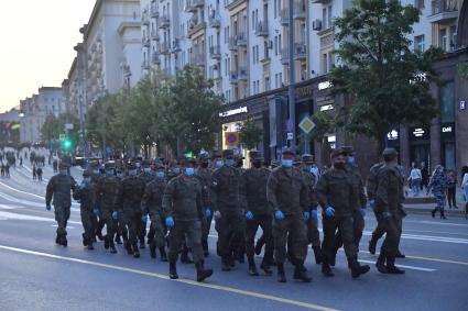 Москва. Военнослужащие на Тверской улице во время тренировки экипажей военной техники перед репетицией парада на Красной площади, посвященного 75-й годовщине Победы в Великой Отечественной войне.