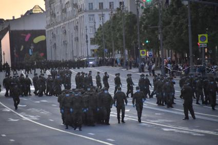 Москва. Военнослужащие на Тверской улице во время тренировки экипажей военной техники перед репетицией парада на Красной площади, посвященного 75-й годовщине Победы в Великой Отечественной войне.