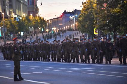 Москва. Военнослужащие на Тверской улице во время тренировки экипажей военной техники перед репетицией парада на Красной площади, посвященного 75-й годовщине Победы в Великой Отечественной войне.