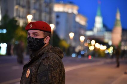 Москва. Военнослужащий на Тверской улице во время тренировки экипажей военной техники перед репетицией парада на Красной площади, посвященного 75-й годовщине Победы в Великой Отечественной войне.