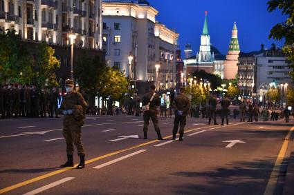 Москва. Военнослужащие на Тверской улице во время тренировки экипажей военной техники перед репетицией парада на Красной площади, посвященного 75-й годовщине Победы в Великой Отечественной войне.