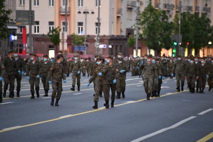 Москва. Военнослужащие на Тверской улице во время тренировки экипажей военной техники перед репетицией парада на Красной площади, посвященного 75-й годовщине Победы в Великой Отечественной войне.