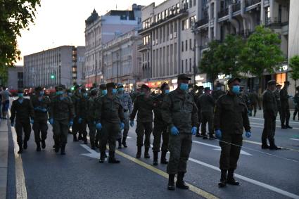 Москва. Военнослужащие на Тверской улице во время тренировки экипажей военной техники перед репетицией парада на Красной площади, посвященного 75-й годовщине Победы в Великой Отечественной войне.