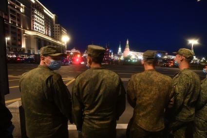 Москва. Военнослужащие на Тверской улице во время тренировки экипажей военной техники перед репетицией парада на Красной площади, посвященного 75-й годовщине Победы в Великой Отечественной войне.