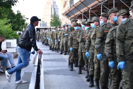 Москва. Военнослужащие в медицинских масках во время тренировки экипажей военной техники перед репетицией парада на Красной площади, посвященного 75-й годовщине Победы в Великой Отечественной войне.