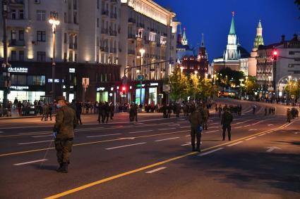 Москва. Военнослужащие на Тверской улице во время тренировки экипажей военной техники перед репетицией парада на Красной площади, посвященного 75-й годовщине Победы в Великой Отечественной войне.