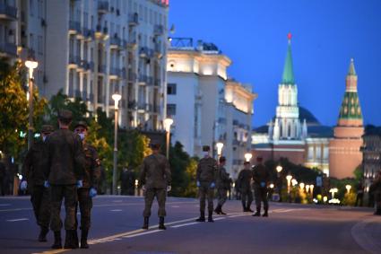 Москва. Военнослужащие на Тверской улице во время тренировки экипажей военной техники перед репетицией парада на Красной площади, посвященного 75-й годовщине Победы в Великой Отечественной войне.