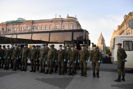 Москва. Военнослужащие во время тренировки экипажей военной техники перед репетицией парада на Красной площади, посвященного 75-й годовщине Победы в Великой Отечественной войне.