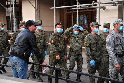 Москва. Военнослужащие в медицинских масках во время тренировки экипажей военной техники перед репетицией парада на Красной площади, посвященного 75-й годовщине Победы в Великой Отечественной войне.