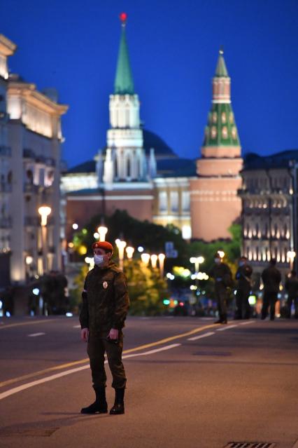 Москва. Военнослужащие на Тверской улице во время тренировки экипажей военной техники перед репетицией парада на Красной площади, посвященного 75-й годовщине Победы в Великой Отечественной войне.