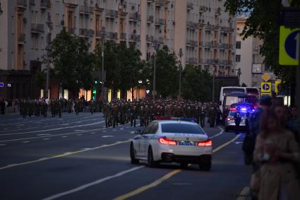 Москва. Военнослужащие на Тверской улице во время тренировки экипажей военной техники перед репетицией парада на Красной площади, посвященного 75-й годовщине Победы в Великой Отечественной войне.