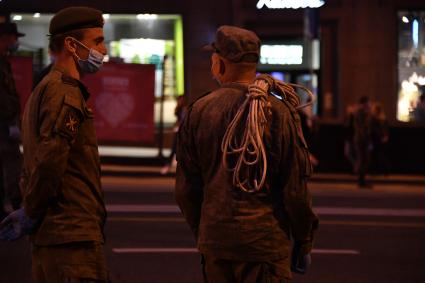 Москва. Военнослужащие на Тверской улице во время тренировки экипажей военной техники перед репетицией парада на Красной площади, посвященного 75-й годовщине Победы в Великой Отечественной войне.