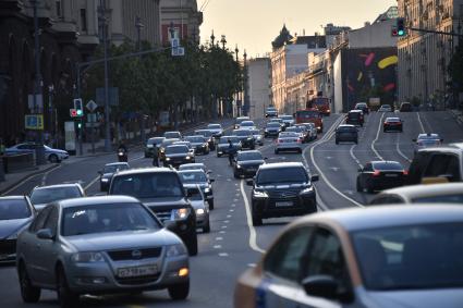 Москва.  Автомобильное движение на Тверской улице.