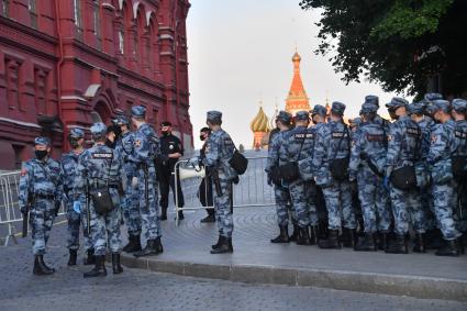 Москва.  Сотрудники Росгвардии  на Манежной площади.