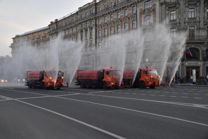 Москва. Поливальные машины на Моховой улице.