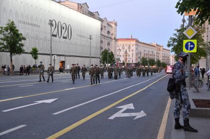 Москва. Военнослужащие на Тверской улице во время тренировки экипажей военной техники перед репетицией парада на Красной площади, посвященного 75-й годовщине Победы в Великой Отечественной войне.