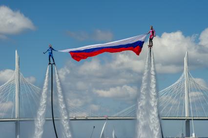 Санкт-Петербург.  Во время акции по поднятию флага России в районе Петровского фарватера в День России.