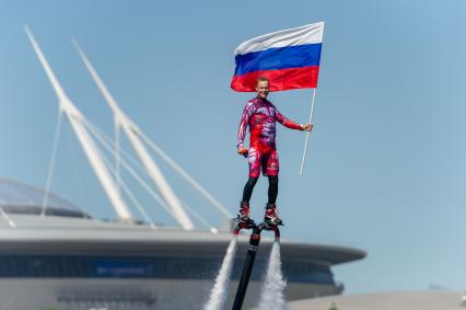 Санкт-Петербург.  Во время акции по поднятию флага России в районе Петровского фарватера в День России.