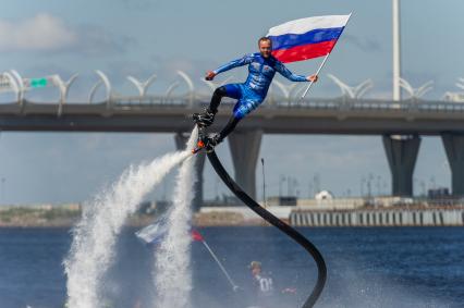 Санкт-Петербург.  Во время акции по поднятию флага России в районе Петровского фарватера в День России.