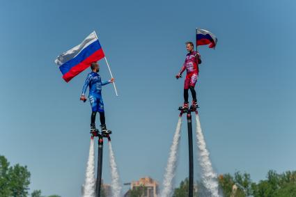 Санкт-Петербург.  Во время акции по поднятию флага России в районе Петровского фарватера в День России.