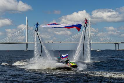 Санкт-Петербург.  Во время акции по поднятию флага России в районе Петровского фарватера в День России.