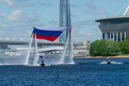 Санкт-Петербург.  Во время акции по поднятию флага России в районе Петровского фарватера в День России.