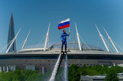 Санкт-Петербург.  Во время акции по поднятию флага России в районе Петровского фарватера в День России.