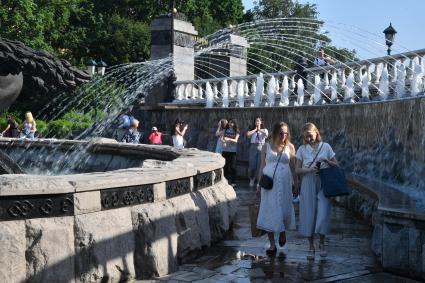 Москва.  Прохожие у фонтана  Времена года на Манежной площади после отмены режима самоизоляции, введенного  из-за пандемии коронавируса.