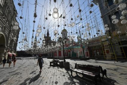 Москва.  Прохожие на Никольской улице после отмены режима самоизоляции, введенного  из-за пандемии коронавируса.