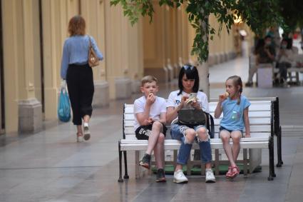 Москва. Дети едят мороженое в ГУМе, открытом  после отмены режима самоизоляции, введенного  из-за пандемии коронавируса.