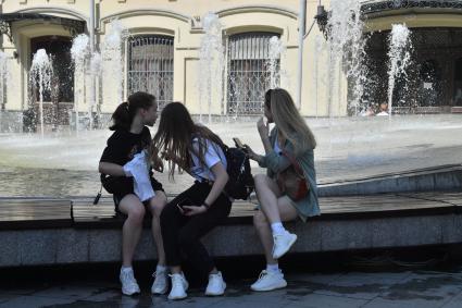 Москва. Девочки у фонтана на Биржевой площади после отмены режима самоизоляции, введенного из-за пандемии коронавируса.