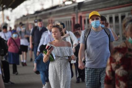 Москва.  Пассажиры пригородной электрички.