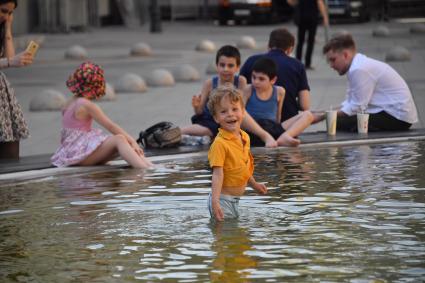 Москва.   Дети купаются в фонтане  на Биржевой площади после отмены режима самоизоляции, введенного  из-за пандемии коронавируса.