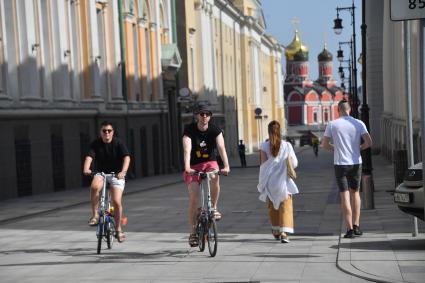 Москва.  Мужчины на велосипедах после отмены режима самоизоляции, введенного  из-за пандемии коронавируса.