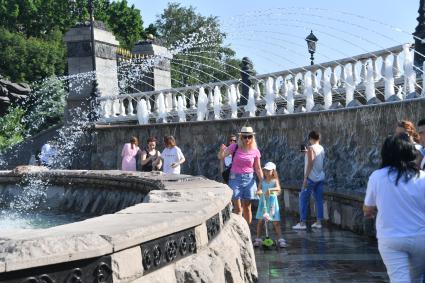 Москва.  Прохожие у фонтана  Времена года на Манежной площади после отмены режима самоизоляции, введенного  из-за пандемии коронавируса.