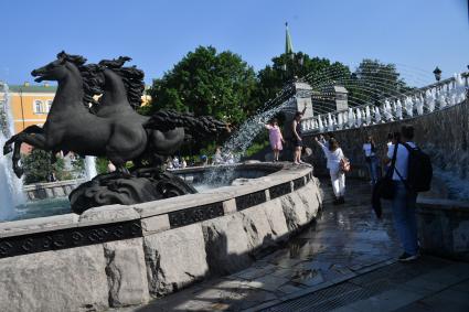 Москва.  Прохожие у фонтана  Времена года на Манежной площади после отмены режима самоизоляции, введенного  из-за пандемии коронавируса.