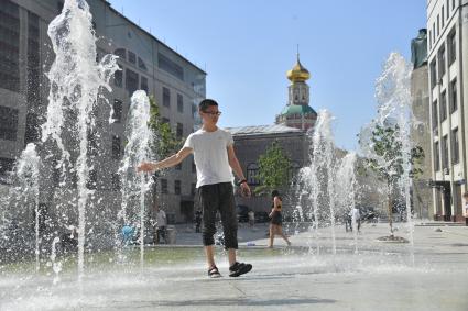 Москва. Юноша у фонтана на Биржевой площади после отмены режима самоизоляции, введенного из-за пандемии коронавируса.