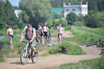 Московская область.  Отдыхающие на велосипедах на береу озера после отмены режима самоизоляции, введенного  из-за пандемии коронавируса.