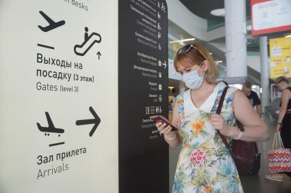Самара.  Женщина в медицинской маске в международном аэропорту Самара (Курумоч) имени С.П. Королева во время пандемии коронавируса COVID-19.