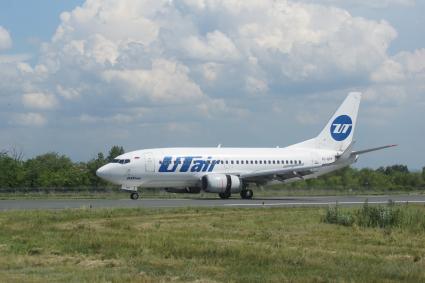 Самара. Самолет авиакомпании Utair на территории международного аэропорта Самара (Курумоч) имени С.П. Королева.