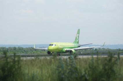 Самара. Самолет авиакомпании  S7 Airlines на территории международного аэропорта Самара (Курумоч) имени С.П. Королева.