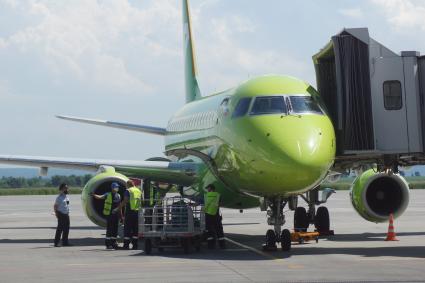 Самара. Самолет авиакомпании  S7 Airlines на территории международного аэропорта Самара (Курумоч) имени С.П. Королева.