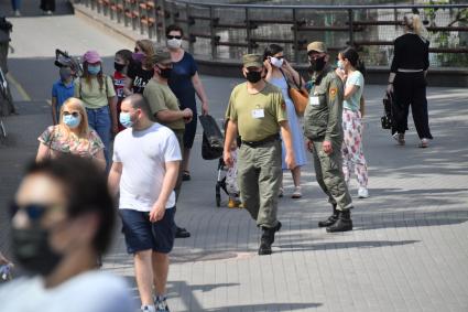 Москва. Жители города в Московском зоопарке, открывшемся после ослабления ограничений, введенных из-за пандемии коронавируса.