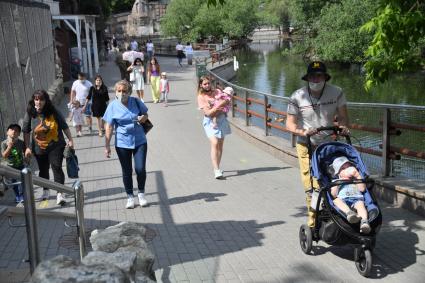 Москва. Жители города в Московском зоопарке, открывшемся  после ослабления ограничений, введенных из-за пандемии коронавируса.