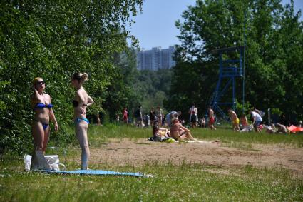 Москва. Отдыхающие  в Серебряном бору.