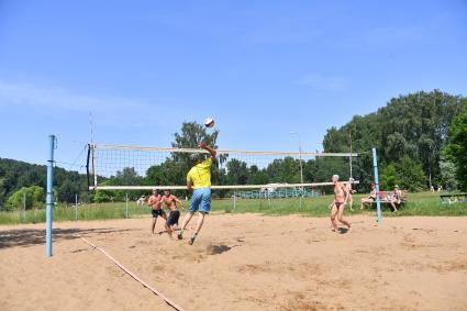 Москва. Отдыхающие играют в волейбол в Серебряном бору.