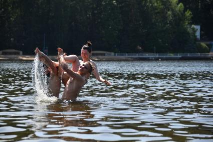 Москва. Отдыхающие купаются  в Серебряном бору.